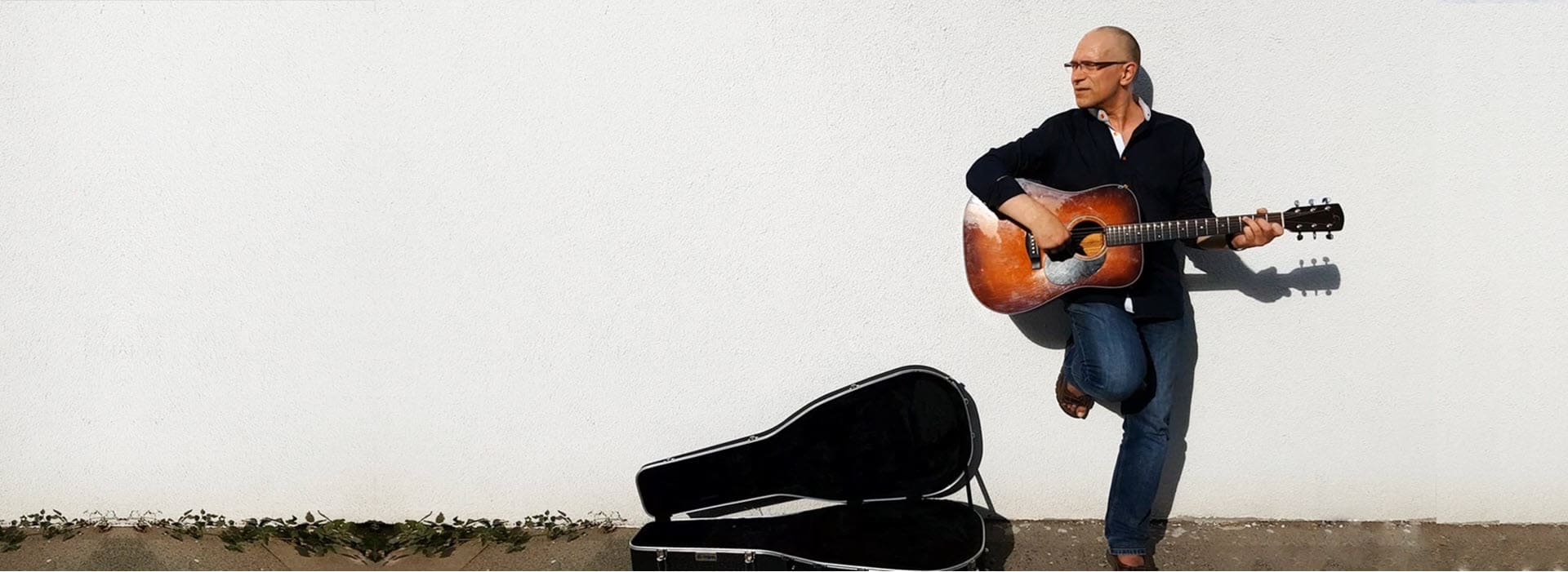 Carel Ahrens mit seiner Gitarre