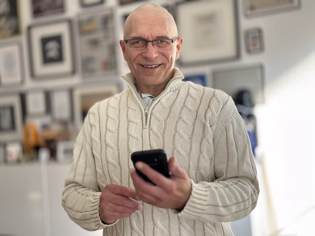 Carel Ahrens mit Smartphone in der Hand